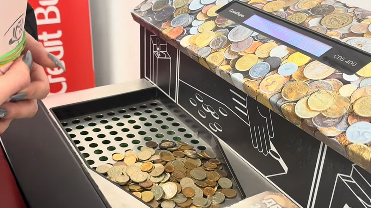 Стотици хора се редят с часове, за да се отърват