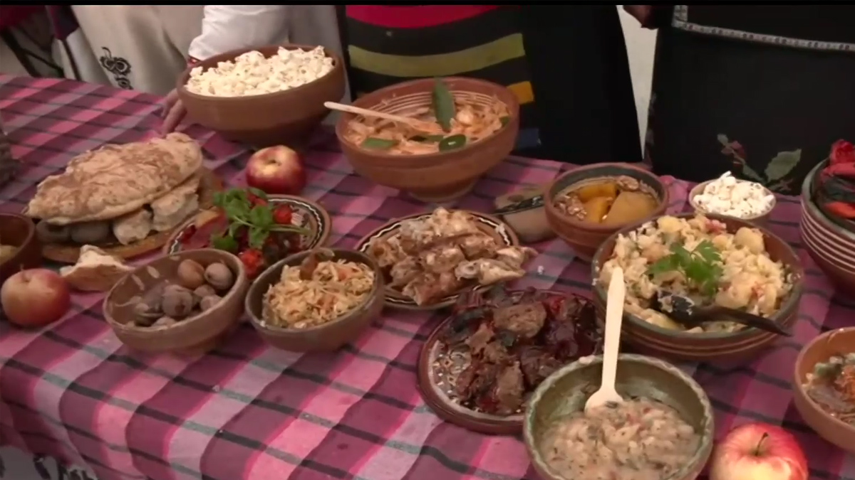 Площадът в града ухае на пълнени чушки с картофи и