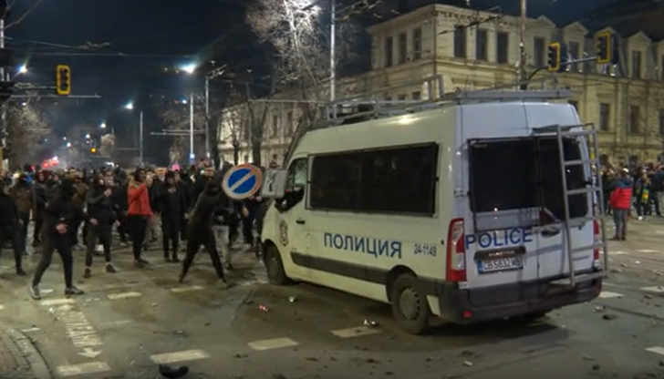 Собственикът Иван Симеонов почиства щетите и осъжда насилието въпреки подкрепата