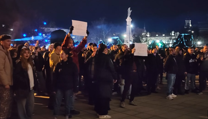 Скандирания Мутри вън и Долу Пеевски огласиха центъра на РусеГраждански