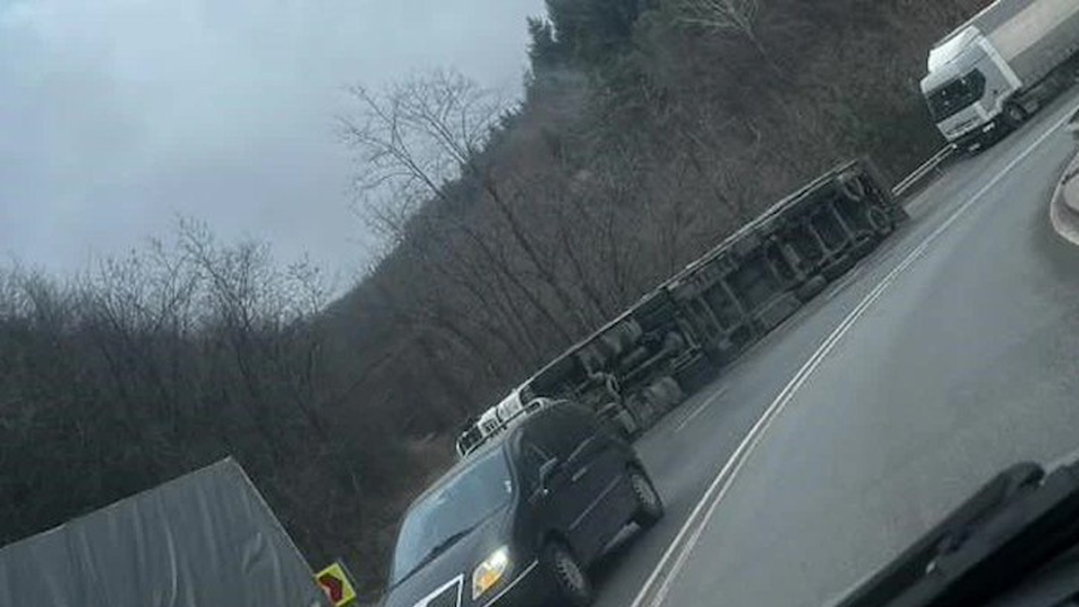 Тежкотоварният автомобил е катастрофирал на завой в района на ПределаТежкотоварен