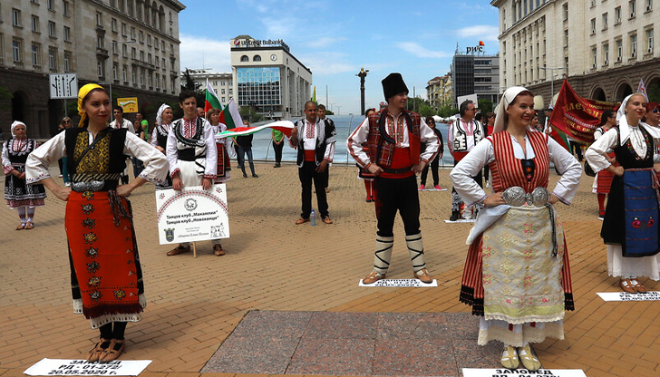 Служители оцеляват с 5000 лева годишно, готвят демонстрации в СофияЧиталищата
