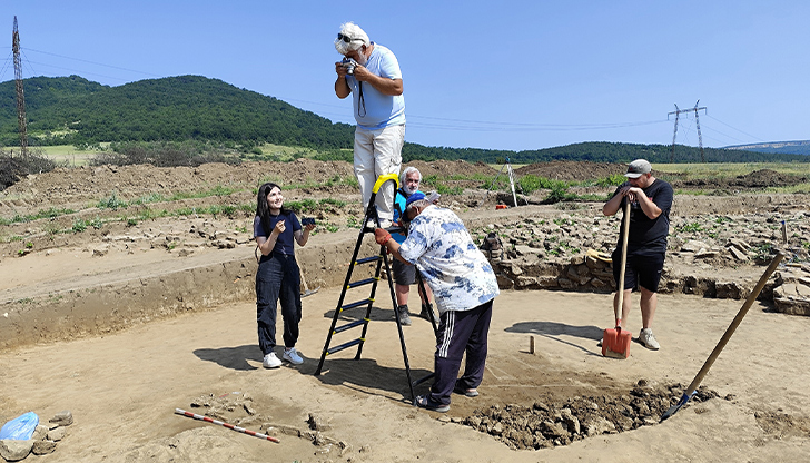 Екип на НАИМ - БАН разкри средновековен некропол в местността