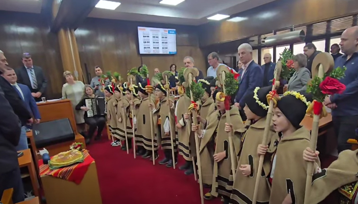 Деца от ДГ Иглика наричаха за здраве и късмет преди