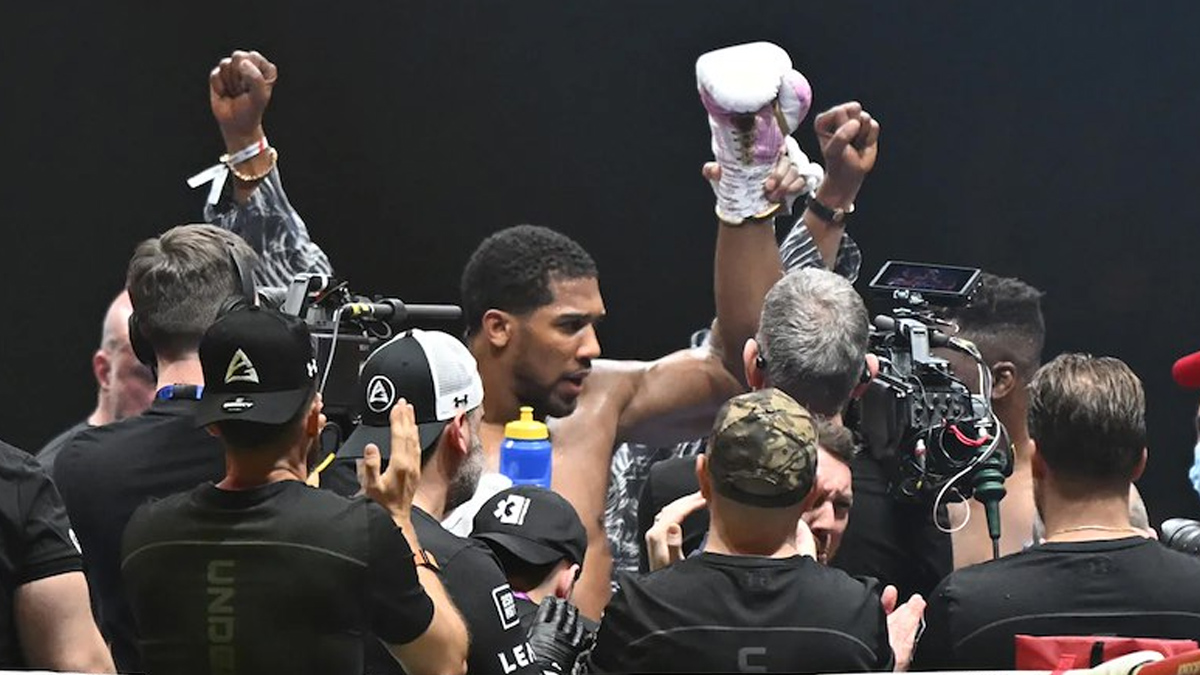 Британецът свали съперника четири пъти и предизвика Тайсън Фюри за