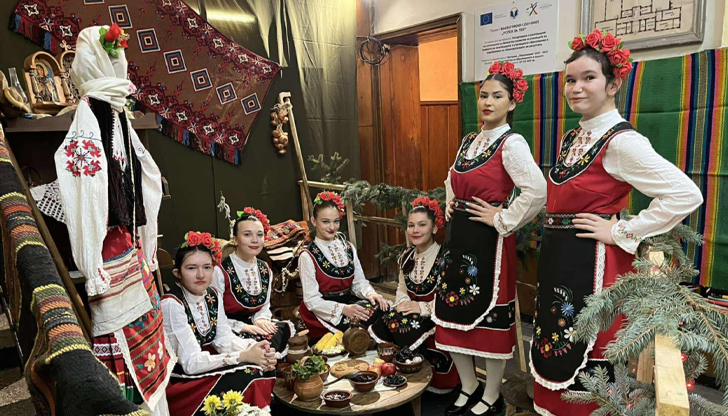 Учениците пресъздадоха автентичната атмосфера на българския домИнициативата Коледа в училище