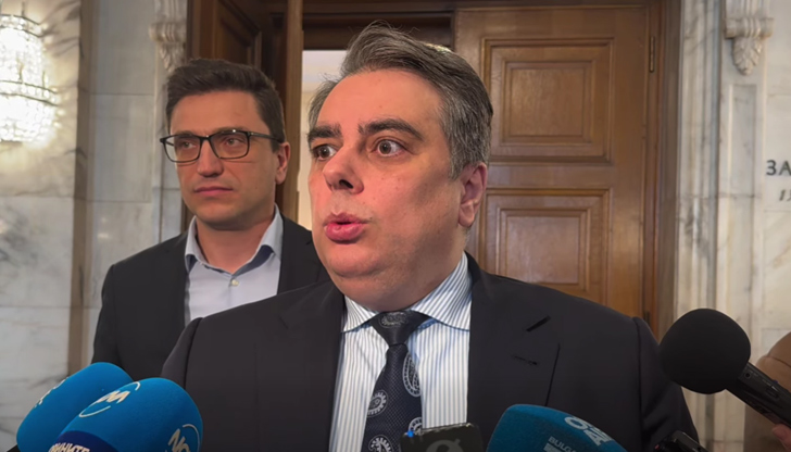 Замразяват заплатите в държавния сектор на нивата от декември, изключение