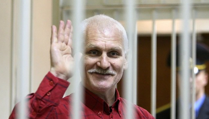 Известният дисидент обеща да продължи дейността си в изгнание след