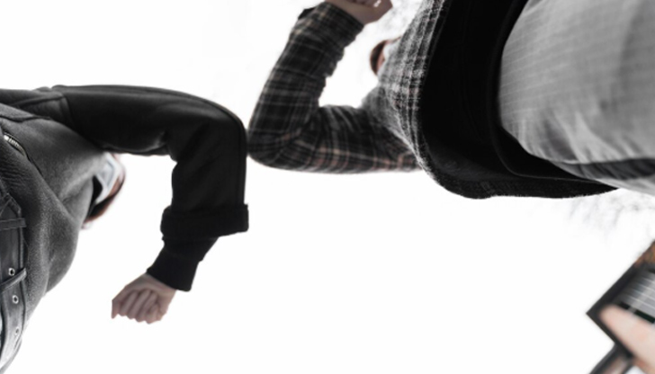 Потърпевшият е бит и ограбенМлад мъж стана жертва на агресия