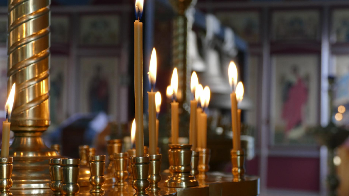 Вярващите се молят за изцеление на болни деца и закрила