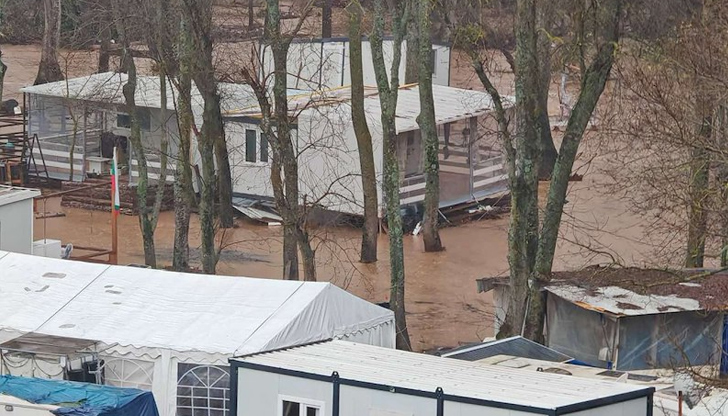 Пътят за Ахтопол е залят, а в село Изгрев паднаха