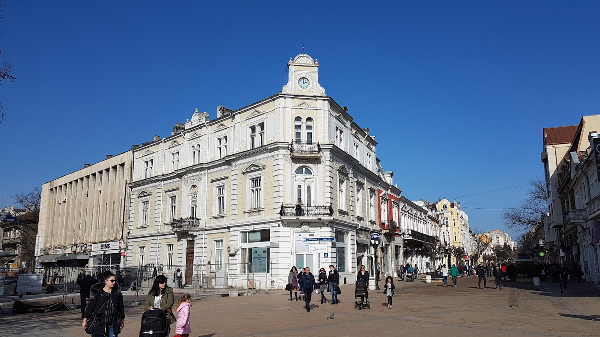 Емблемата на града отмерва времето с хита Santa Claus is