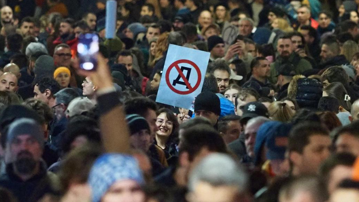 Протестите могат да пламнат отновоПолитическият пейзаж в България претърпя сериозна