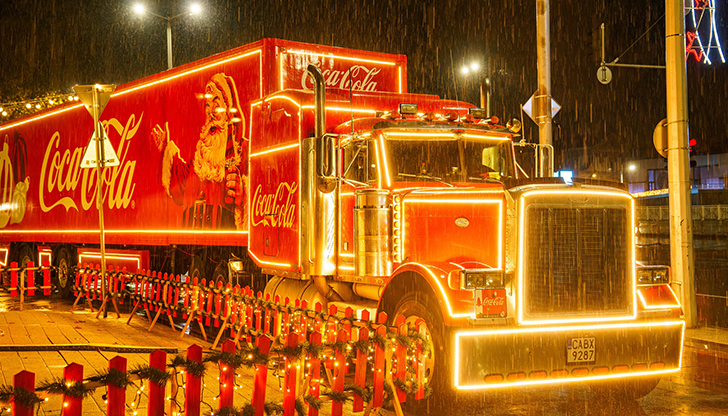 Русенци посрещат коледния камион на улица Никола ПетковНа 11 декември