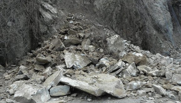 Движението е спряно заради паднала скална и земна маса, АПИ