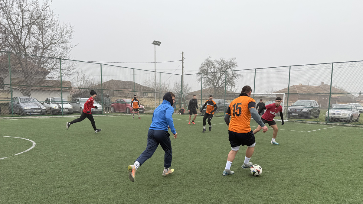 Девет отбора премериха сили в традиционната надпревара въпреки мъглата и