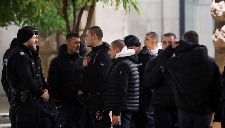 Полицията профилира и проверява лица със съмнително поведение и облеклоСлужители