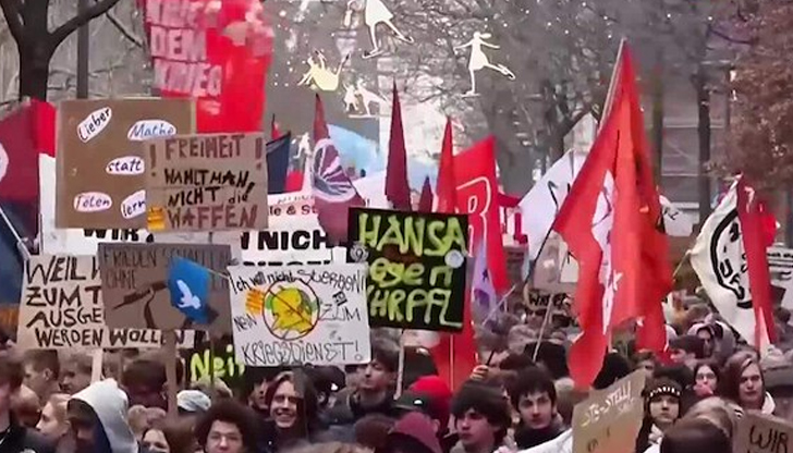 Младежите ще преминават задължителни медицински прегледи, а армията търси хиляди