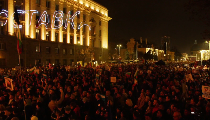 Хиляди блокираха триъгълника на властта с искания за оставки на