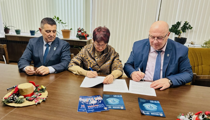 Заместник-кметът Енчо Енчев и Дорина Добрева парафираха документа за дългосрочно