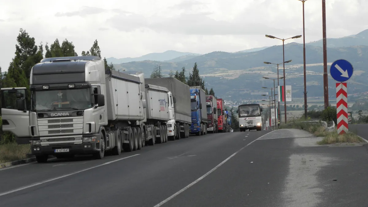 Ограничават движението на тежкотоварни автомобили в пиковите часове около КоледаМВР