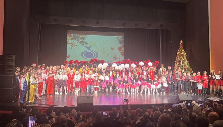 Богата програма и много настроение белязаха празничната вечерВсички формации на