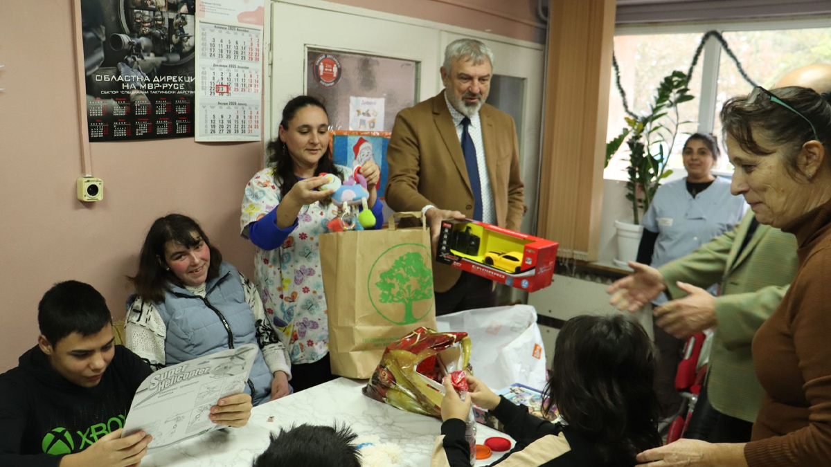 Областният управител и кметът на Сливо поле раздадоха коледни подаръци