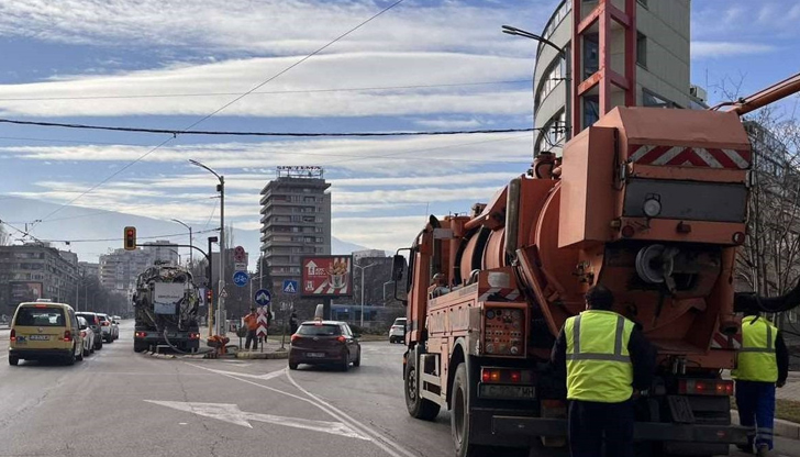 Мият улиците и ограничават престоя на децата навън заради високи