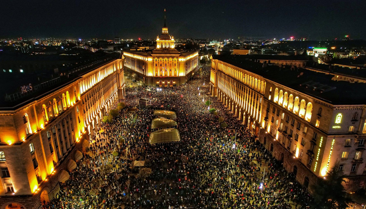 Събитието преминава под наслов ОСТАВКА! ВЪН Пеевски и Борисов от