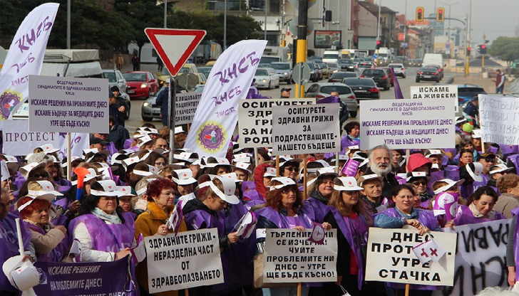 Медиците слагат лентички Аз протестирам заради липсата на пари в