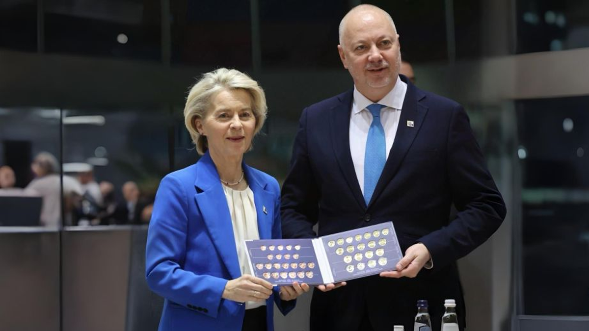 Изданието недоумява защо премиерът се фокусира върху дребни пари по