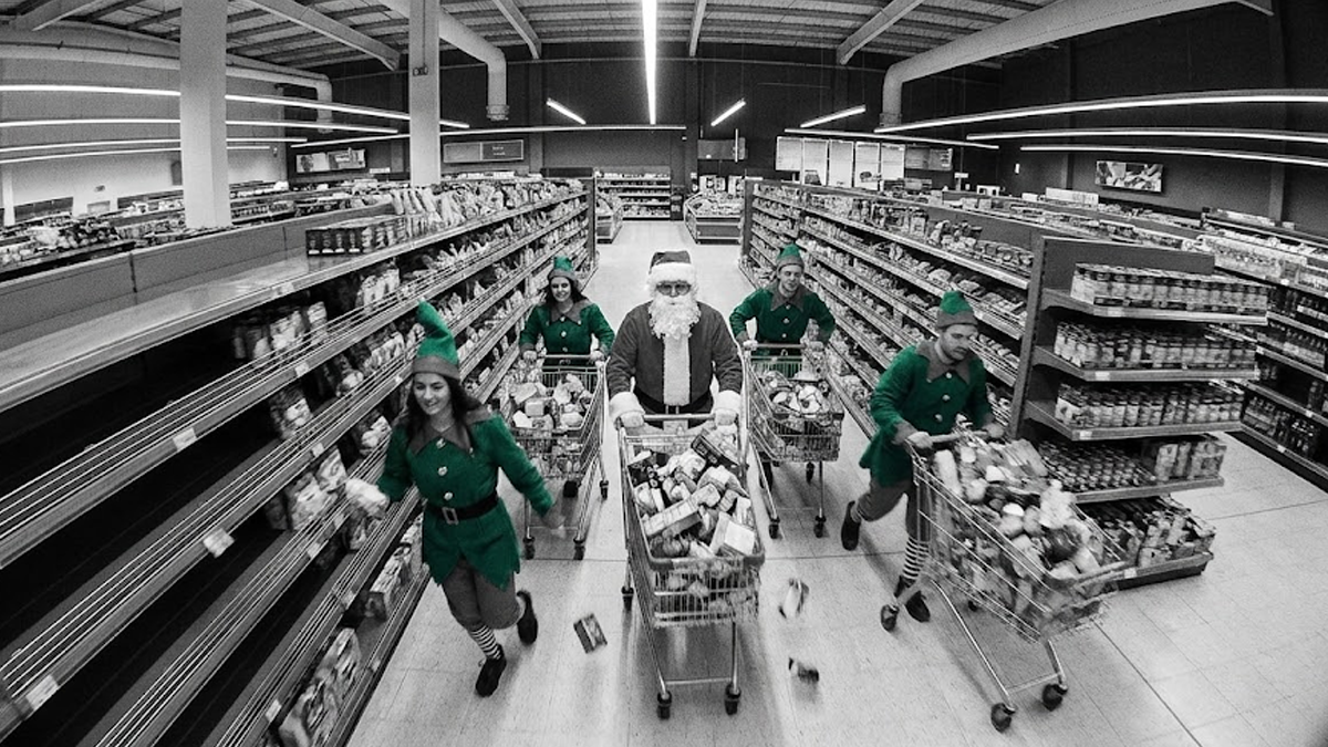 Групата Робин Худ от улиците раздаде откраднатите продукти на бедни