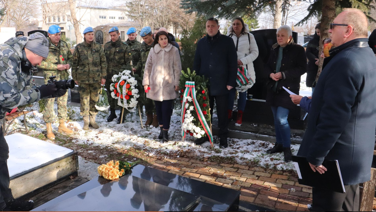 Близки и колеги от Специалните сили се поклониха пред гроба