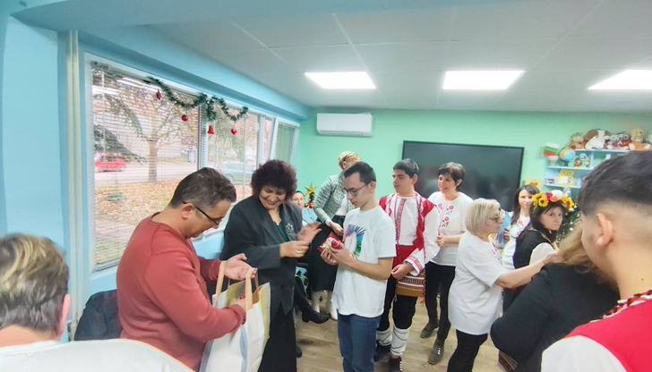 Д-р Росица Георгиева и експерти зарадваха децата с подаръци за