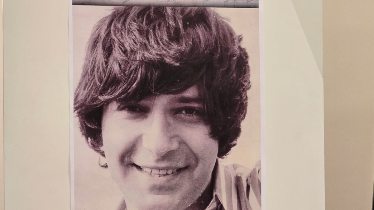 Цветя отрупаха паметника на големия изпълнител в родния му градЖителите