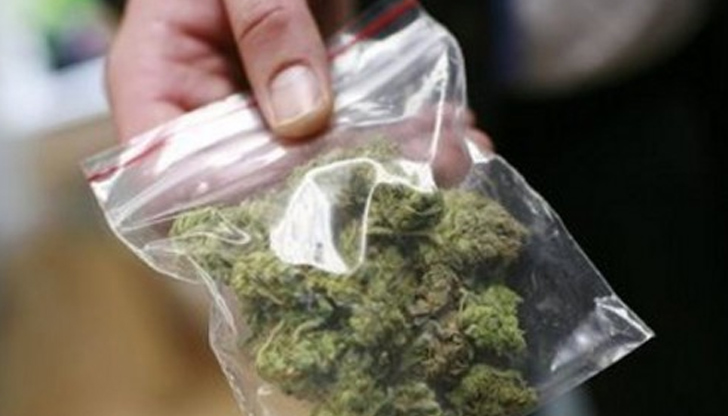 Мъжът се опитал да изхвърли пакет с марихуана при вида