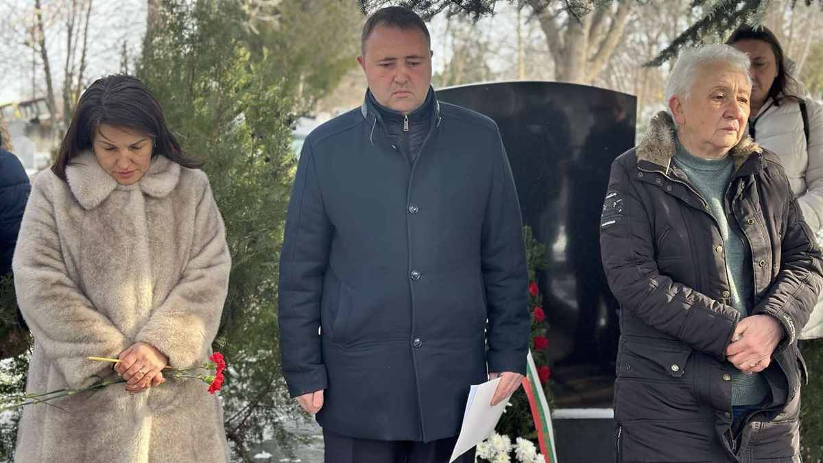 Близки и военни се събраха на гроба на боеца в