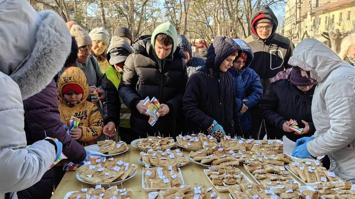 Администрацията и гражданите се събраха пред читалището за празникаЖителите и