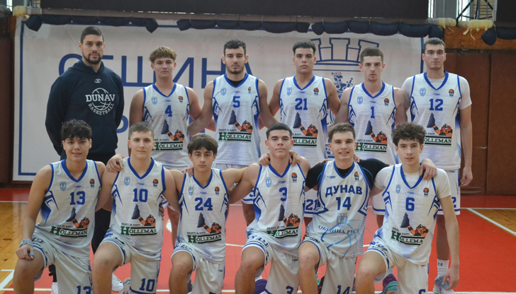 Мъжкият отбор зарадва треньора си за Никулден, девойките и юношите