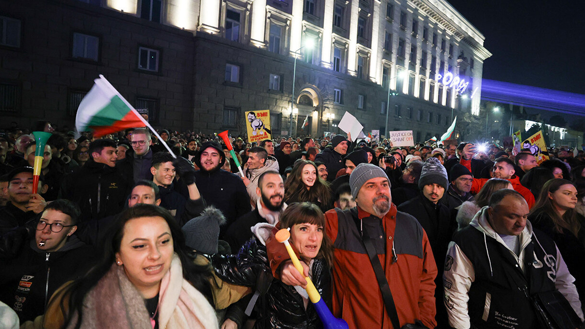 Протестиращите следят промените в Изборния кодекс и настояват за честни