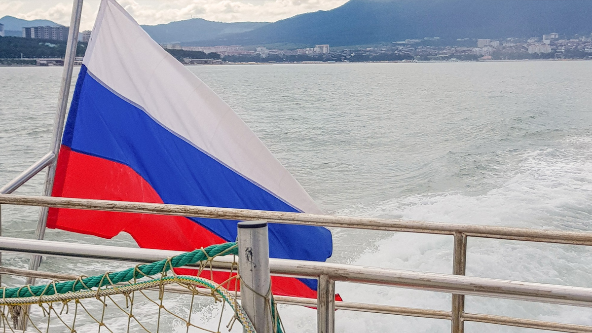 Плавателният съд е акостирал в шведски води заради проблеми с