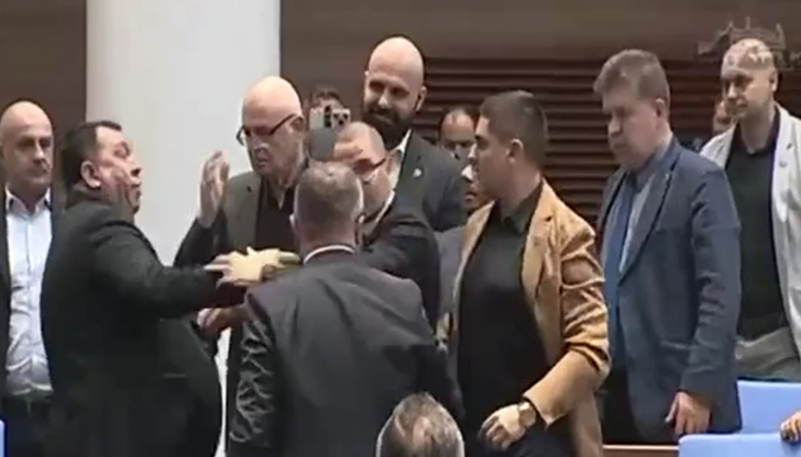 Физическият сблъсък между депутатите от МЕЧ и ДПС - Ново