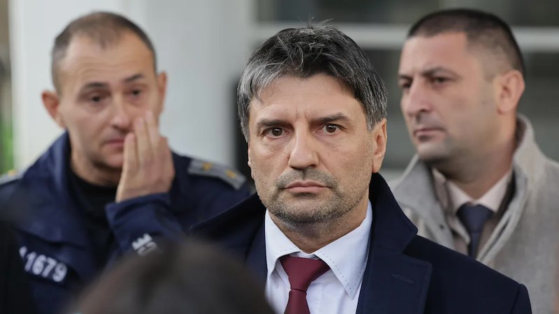 Задържаха 71 души и откриха 30 000 лева с инструкции