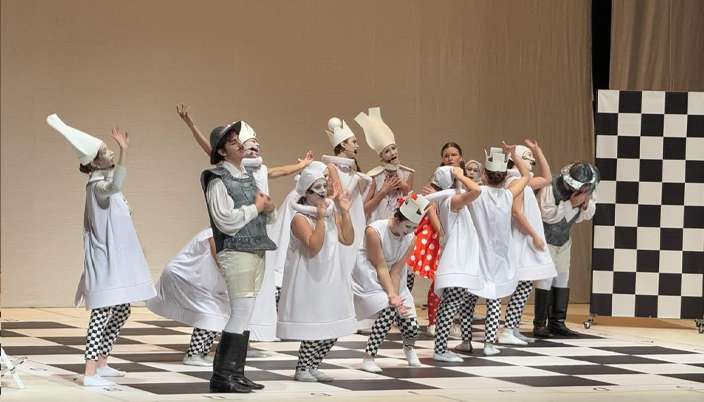 Над 30 млади таланти представиха мюзикъла Алис в страната на