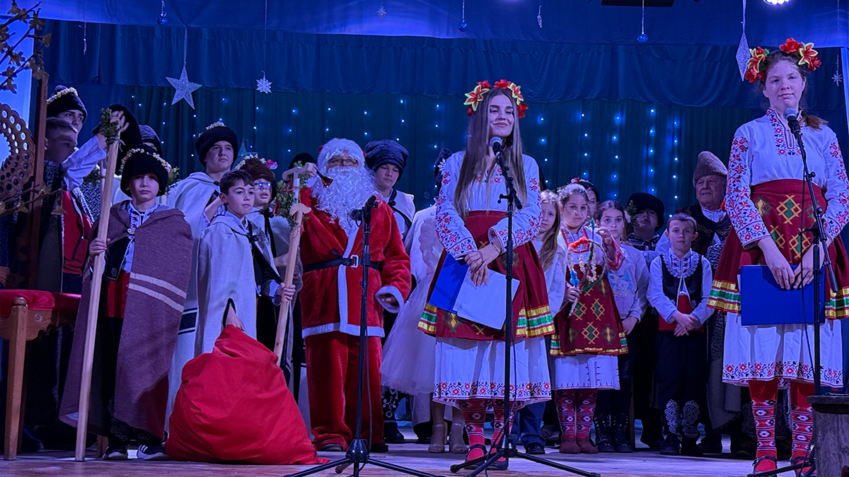 Коледният дух завладя региона с празнични концерти и традиционния обичай