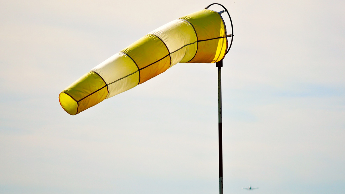 Оранжев код за опасно силен вятър е в сила за