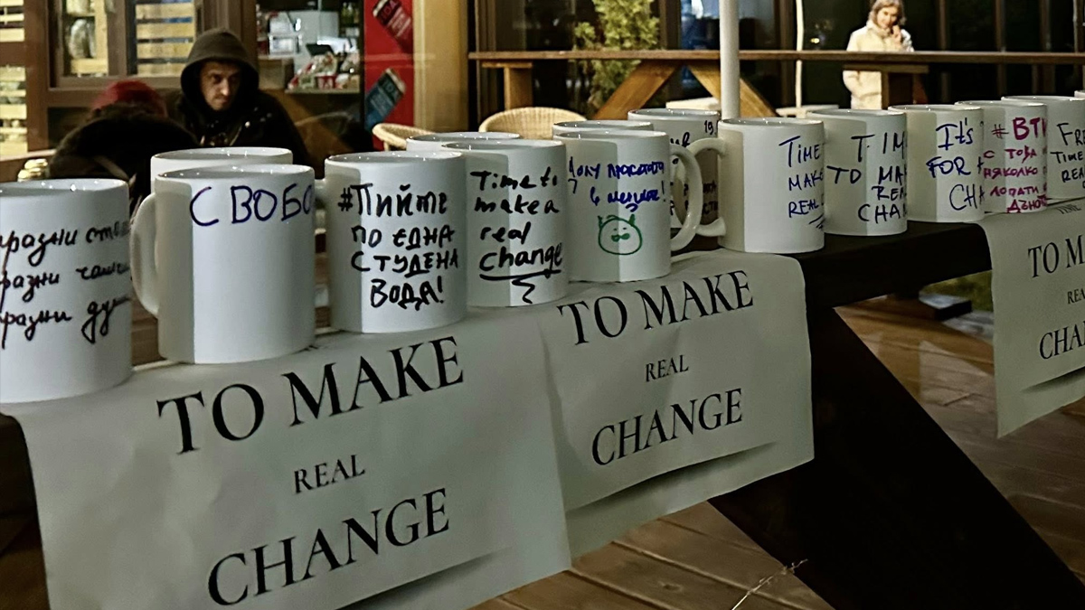 Телевизията обвини водещата в политически пристрастия заради надпис върху чашаАсоциацията