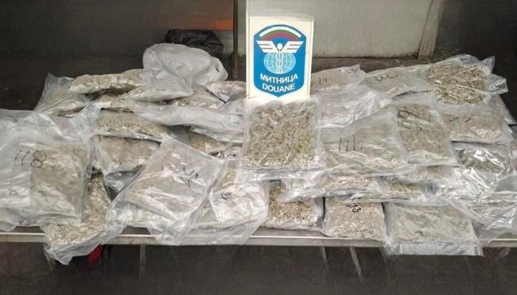 Дрогата е била скрита под седалките и в таблото на