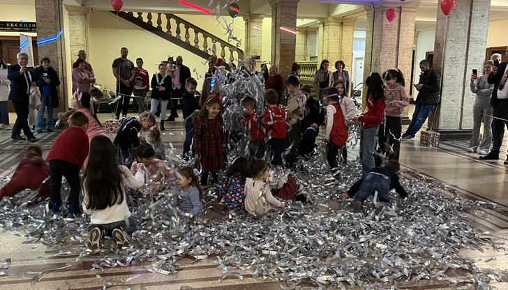 Малчуганите получиха лакомства и танцуваха с огромен мечок във фоайетоОгромен