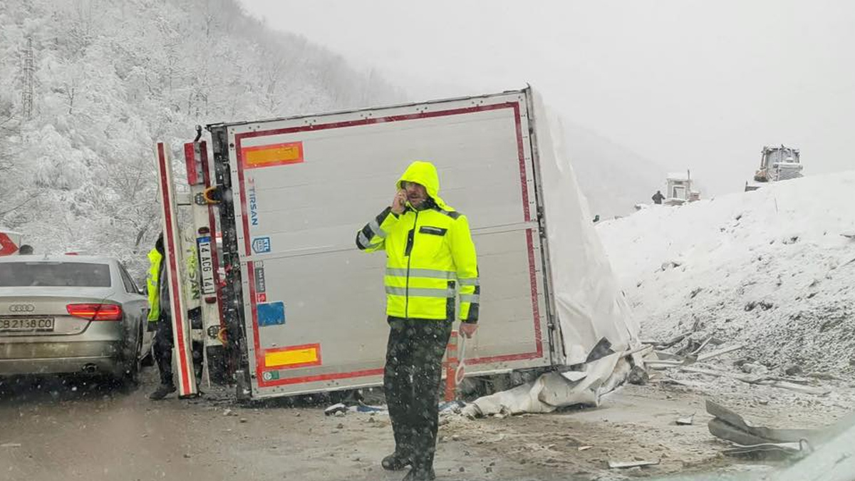 Тежък трафик и инциденти с ТИР-ове на празникаТежката пътна обстановка